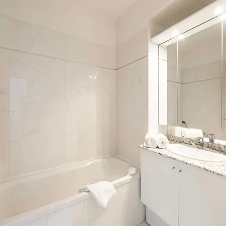 Charming With Balcony Pool - 1bd 2p - Апартаменты *