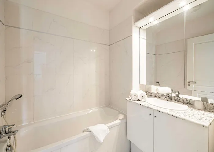 Charming With Balcony Pool - 1bd 2p - 아파트 *